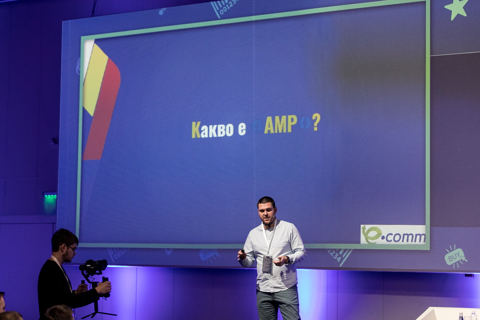 Собственикът на агенция Serpact Никола Минков представя презентацията си на тазгодишния Ecomm congress