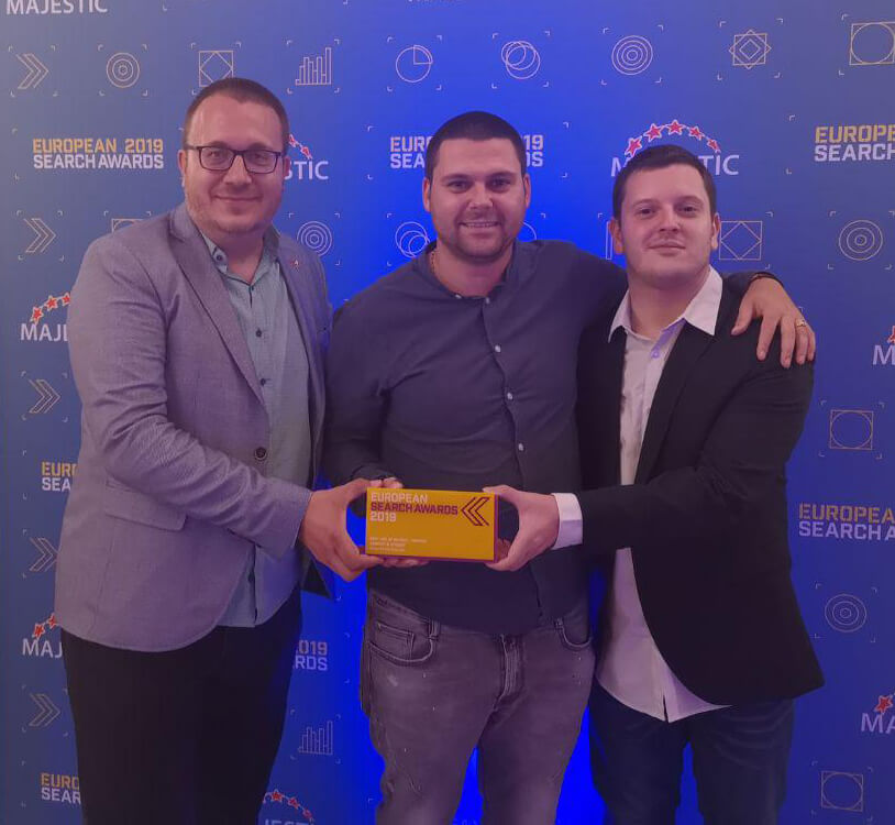Борислав Арапчев, Никола Минков и Дидо Григоров със наградата си на European Search Awards 2019