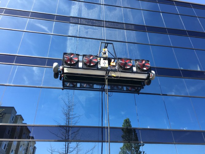 SkySWC използва self-climbing HighRise™ window cleaning system